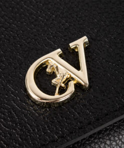Mala Mão Cavalinho Signature Descubra a versatilidade desta Mala Cavalinho. Com alça de mão e tiracolo removível, oferece o espaço ideal com um interior luxuoso e organizado. Detalhes que conferem um toque de exclusividade ao seu dia a dia.