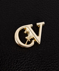Mala Mão Cavalinho Signature Descubra a Mini Mala de Mão e Tiracolo da Cavalinho. Em amarelo vibrante, com detalhes em dourado e fecho ajustável. O acessório de luxo ideal para o dia a dia ou ocasiões especiais.