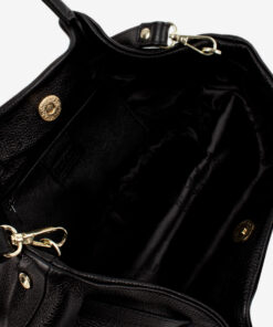 Mala Mão Cavalinho Signature Elegância e design versátil. Com linhas clássicas e contemporâneas, este modelo é um investimento em estilo que transcende as tendências e se mantém relevante. Use-a como mala de mão ou tiracolo (removível) para máxima usabilidade. Espaço e estilo que se adapta a si. O tamanho é ideal para levar todos os seus essenciais com conforto, sem sacrificar a leveza.