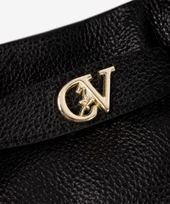 Mala Mão Cavalinho Signature Elegância e design versátil. Com linhas clássicas e contemporâneas, este modelo é um investimento em estilo que transcende as tendências e se mantém relevante. Use-a como mala de mão ou tiracolo (removível) para máxima usabilidade. Espaço e estilo que se adapta a si. O tamanho é ideal para levar todos os seus essenciais com conforto, sem sacrificar a leveza.