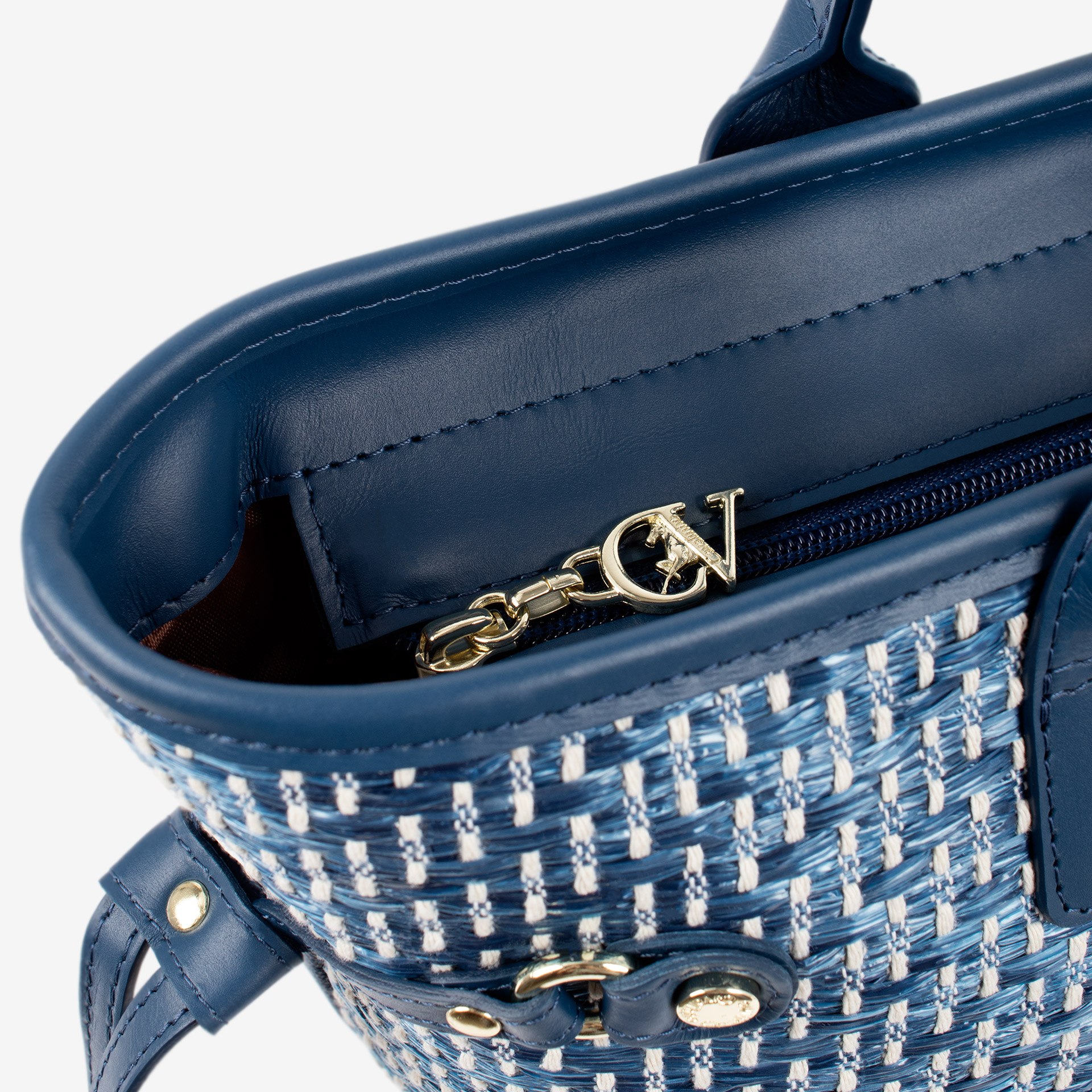 Mala Ombro Almare Esta mala de ombro é o acessório ideal para a mulher que busca combinar elegância intemporal com uma funcionalidade superior. Perfeita para o ambiente de trabalho, eventos sociais ou para o dia a dia. Desenhada para otimizar a sua organização e facilitar o acesso aos seus pertences.