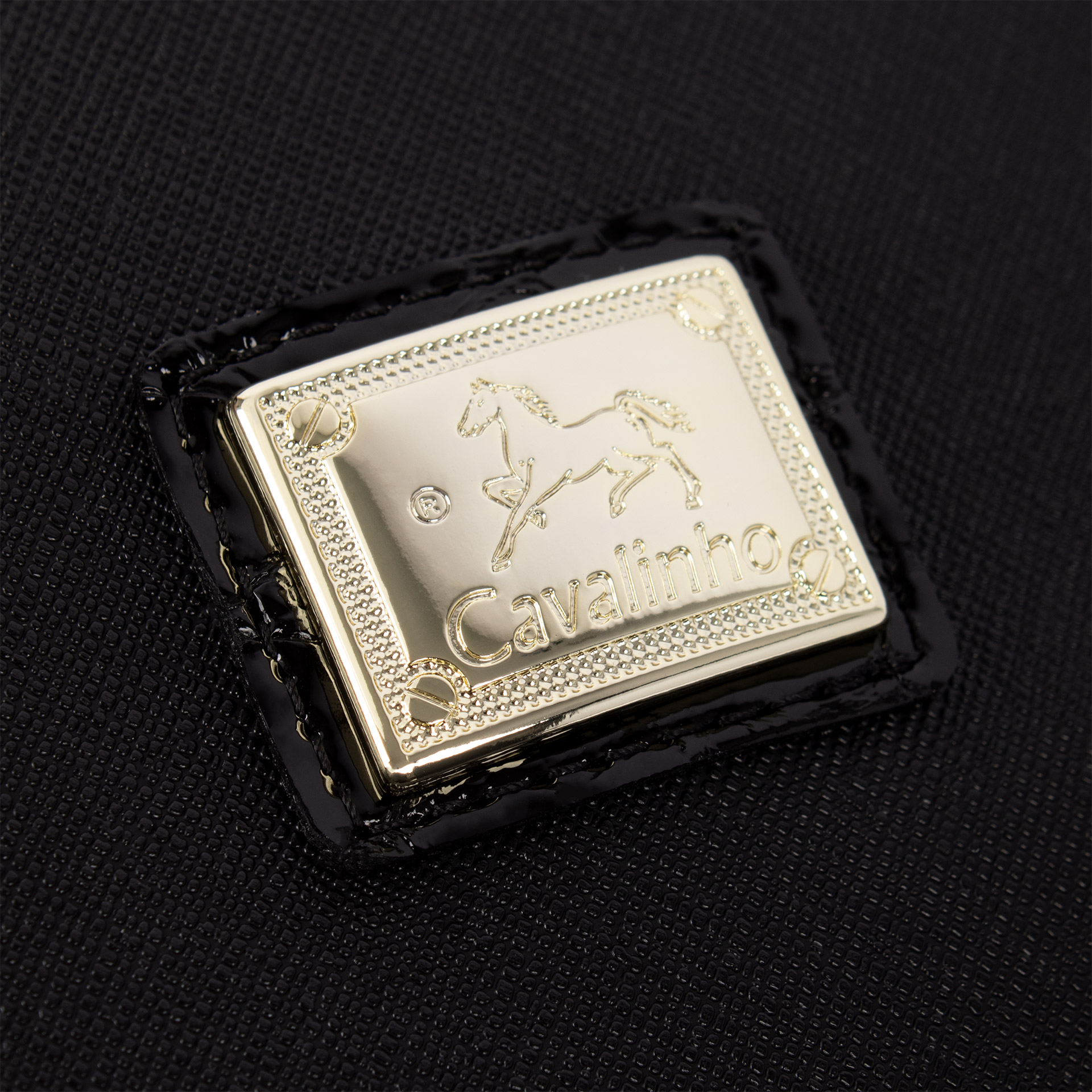 Mala Mão Cavalinho Cherry Blossom Com um formato estruturado é ideal para organizar os seus essenciais com elegância e de forma prática. Esta mala combina design clássico com detalhes contemporâneos sendo o acessório perfeito para realçar qualquer um dos seus looks, do profissional ao casual chique.