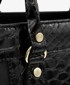 Mala Mão Cavalinho Cherry Blossom Com um formato estruturado é ideal para organizar os seus essenciais com elegância e de forma prática. Esta mala combina design clássico com detalhes contemporâneos sendo o acessório perfeito para realçar qualquer um dos seus looks, do profissional ao casual chique.
