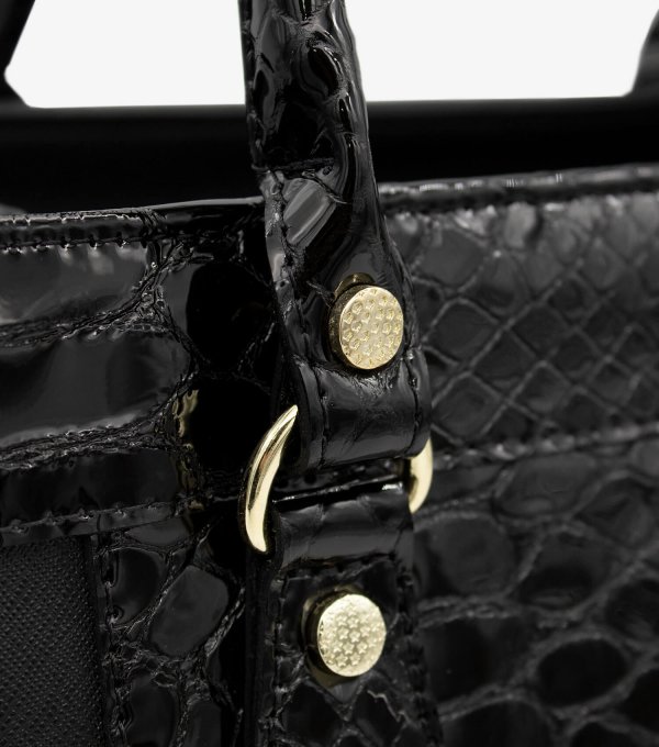 Mala Mão Cavalinho Cherry Blossom Com um formato estruturado é ideal para organizar os seus essenciais com elegância e de forma prática. Esta mala combina design clássico com detalhes contemporâneos sendo o acessório perfeito para realçar qualquer um dos seus looks, do profissional ao casual chique.
