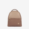 Mochila Cavalinho Signature Ideal para a mulher que procura um acessório prático e elegante, esta mochila combina design moderno com a qualidade inconfundível da marca. Perfeita para o dia a dia na cidade, para um passeio ou para adicionar um toque de estilo distinto ao seu look casual-chique.