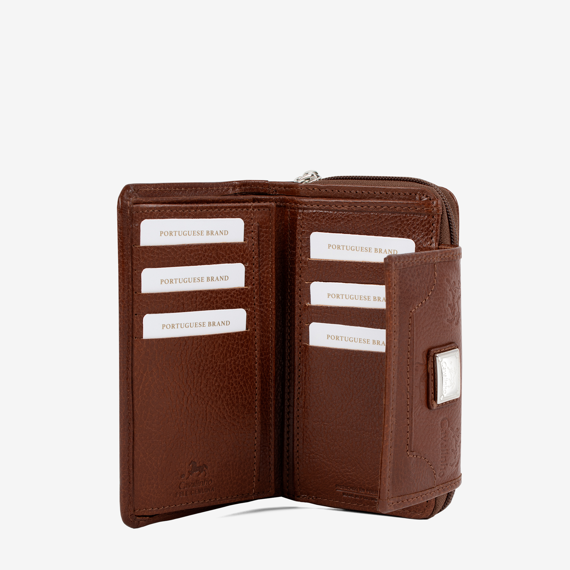Carteira Cavalinho Cavalo Lusitano O acessório de moda que faltava! Carteira para documentos, tamanho médio. Design seguro e prático, garantindo proteção para tudo o que precisa. O seu estilo nunca foi tão prático!