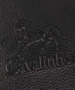 Pasta Cavalinho El Cavaleiro Projete sucesso com a pasta para homem Cavalinho em pele. Um acessório de moda premium com compartimento frontal volumoso e fechos duplos, garantindo usabilidade total e segurança para os seus documentos e tecnologia.