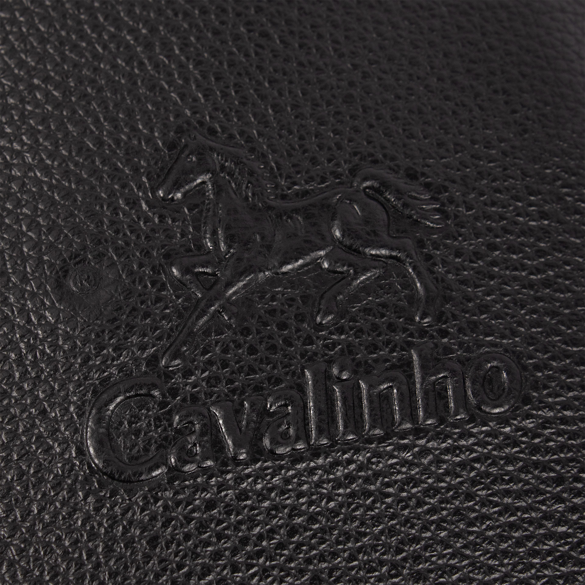 Pasta Cavalinho El Cavaleiro Projete sucesso com a pasta para homem Cavalinho em pele. Um acessório de moda premium com compartimento frontal volumoso e fechos duplos, garantindo usabilidade total e segurança para os seus documentos e tecnologia.