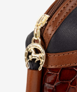 Mala Tiracolo Cavalinho Essência Perfeita para quem procura um acessório que alie moda e funcionalidade. Ideal para transportar os seus essenciais com estilo, seja para um passeio, um evento ou para o dia a dia.
