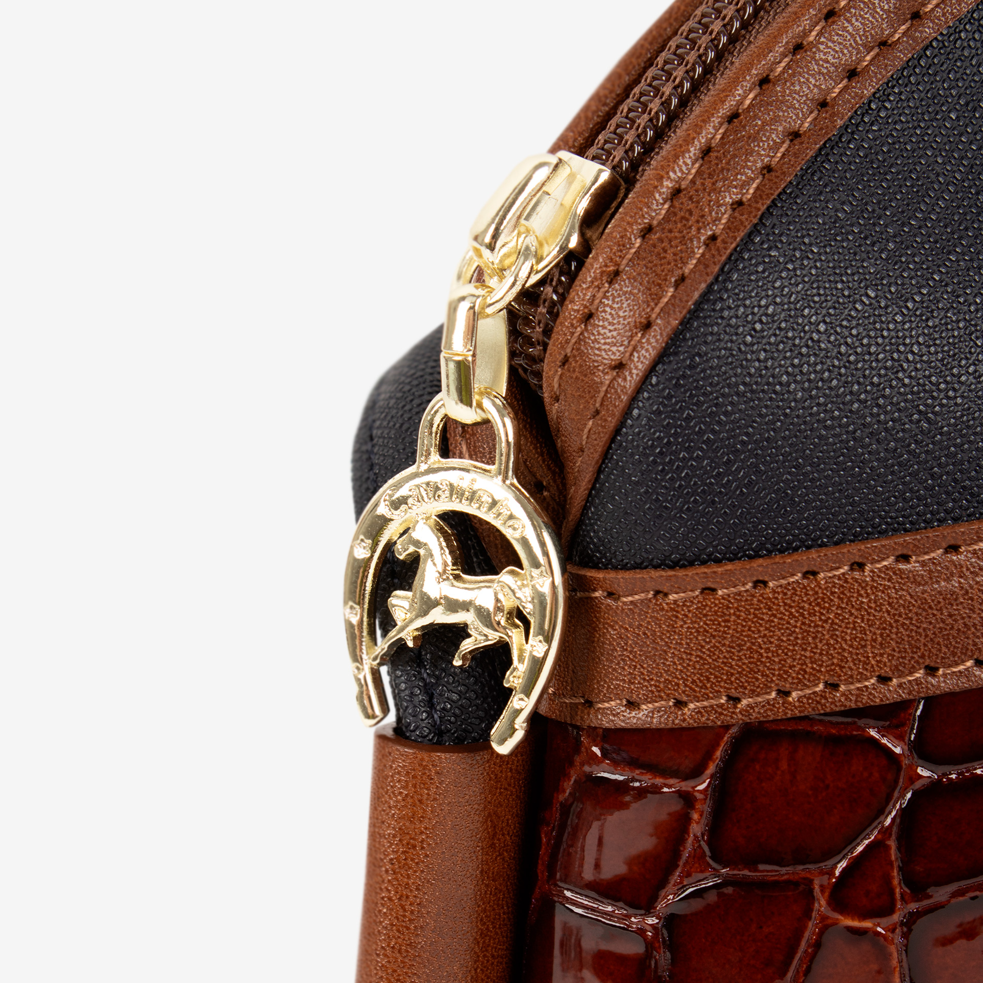 Mala Tiracolo Cavalinho Essência Perfeita para quem procura um acessório que alie moda e funcionalidade. Ideal para transportar os seus essenciais com estilo, seja para um passeio, um evento ou para o dia a dia.
