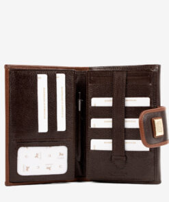 Carteira Cavalinho Origem O acessório de moda que faltava! Carteira para documentos, tamanho médio. Design seguro e prático, garantindo proteção para tudo o que precisa. O seu estilo nunca foi tão prático!