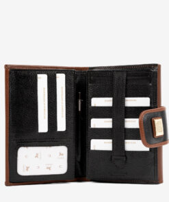 Carteira Cavalinho&nbsp;Origem O acess&oacute;rio de moda que faltava! Carteira para documentos, tamanho m&eacute;dio. Design seguro e pr&aacute;tico, garantindo prote&ccedil;&atilde;o para tudo o que precisa. O seu estilo nunca foi t&atilde;o pr&aacute;tico!