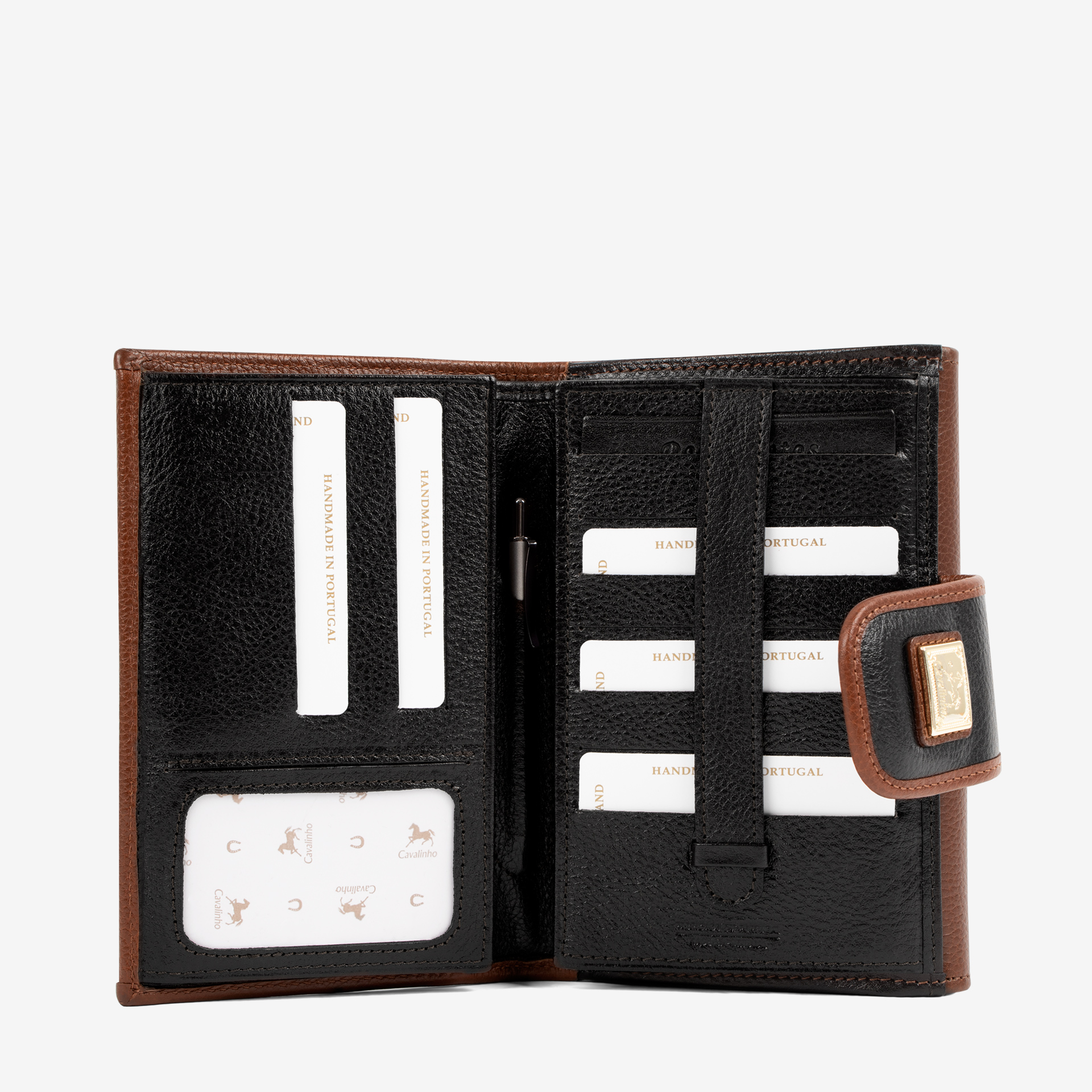 Carteira Cavalinho Origem O acessório de moda que faltava! Carteira para documentos, tamanho médio. Design seguro e prático, garantindo proteção para tudo o que precisa. O seu estilo nunca foi tão prático!