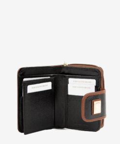 Carteira Cavalinho&nbsp;Origem Essencialismo e moda. Carteira de documentos Cavalinho pequena com design inteligente e elegante. Tenha o essencial sempre &agrave; m&atilde;o sem volume extra. Perfeita para malas pequenas.