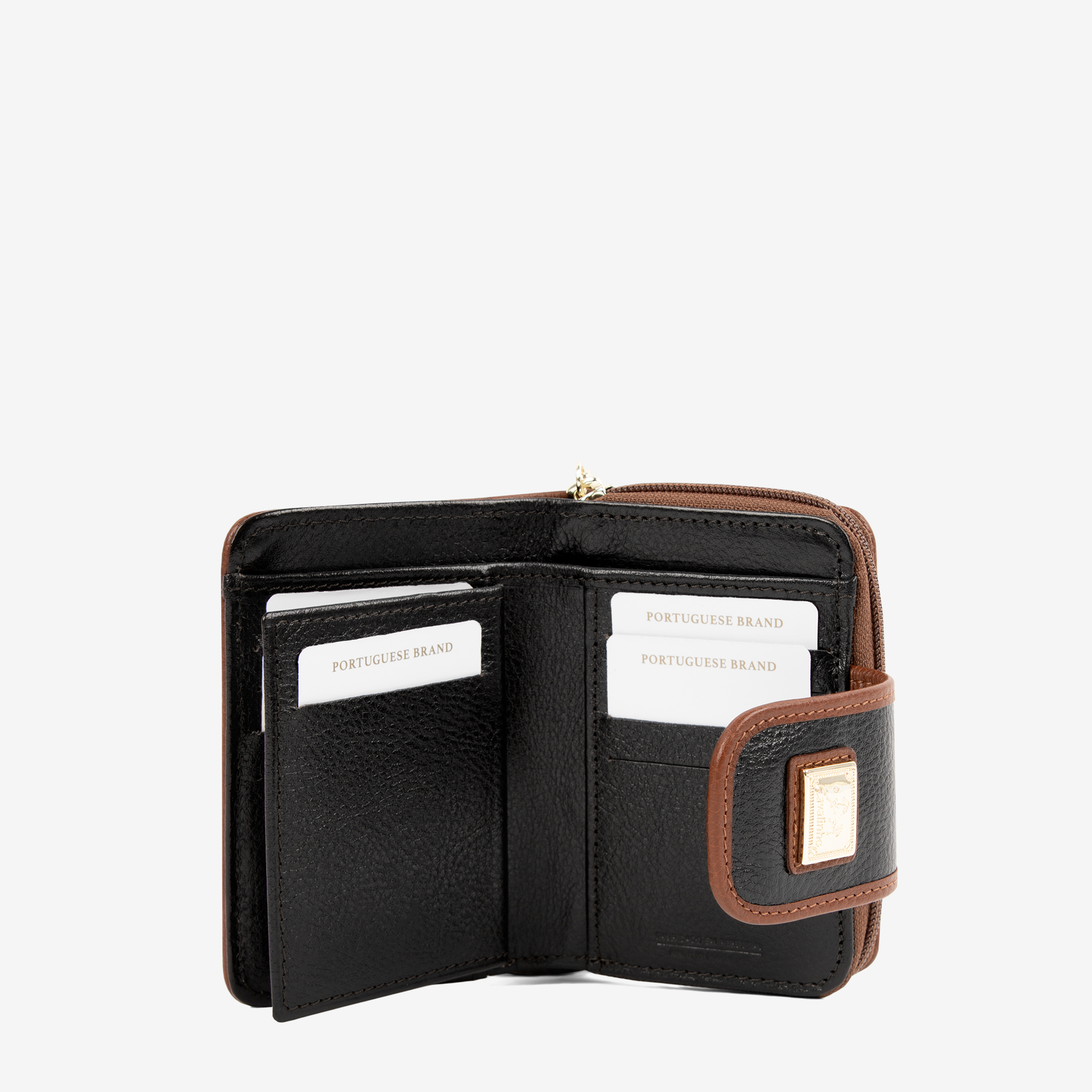 Carteira Cavalinho Origem Essencialismo e moda. Carteira de documentos Cavalinho pequena com design inteligente e elegante. Tenha o essencial sempre à mão sem volume extra. Perfeita para malas pequenas.