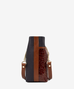 Mala Ombro Cavalinho Essência Esta mala de ombro é o acessório ideal para a mulher que busca combinar elegância intemporal com uma funcionalidade superior. Perfeita para o ambiente de trabalho, eventos sociais ou para o dia a dia. Desenhada para otimizar a sua organização e facilitar o acesso aos seus pertences.