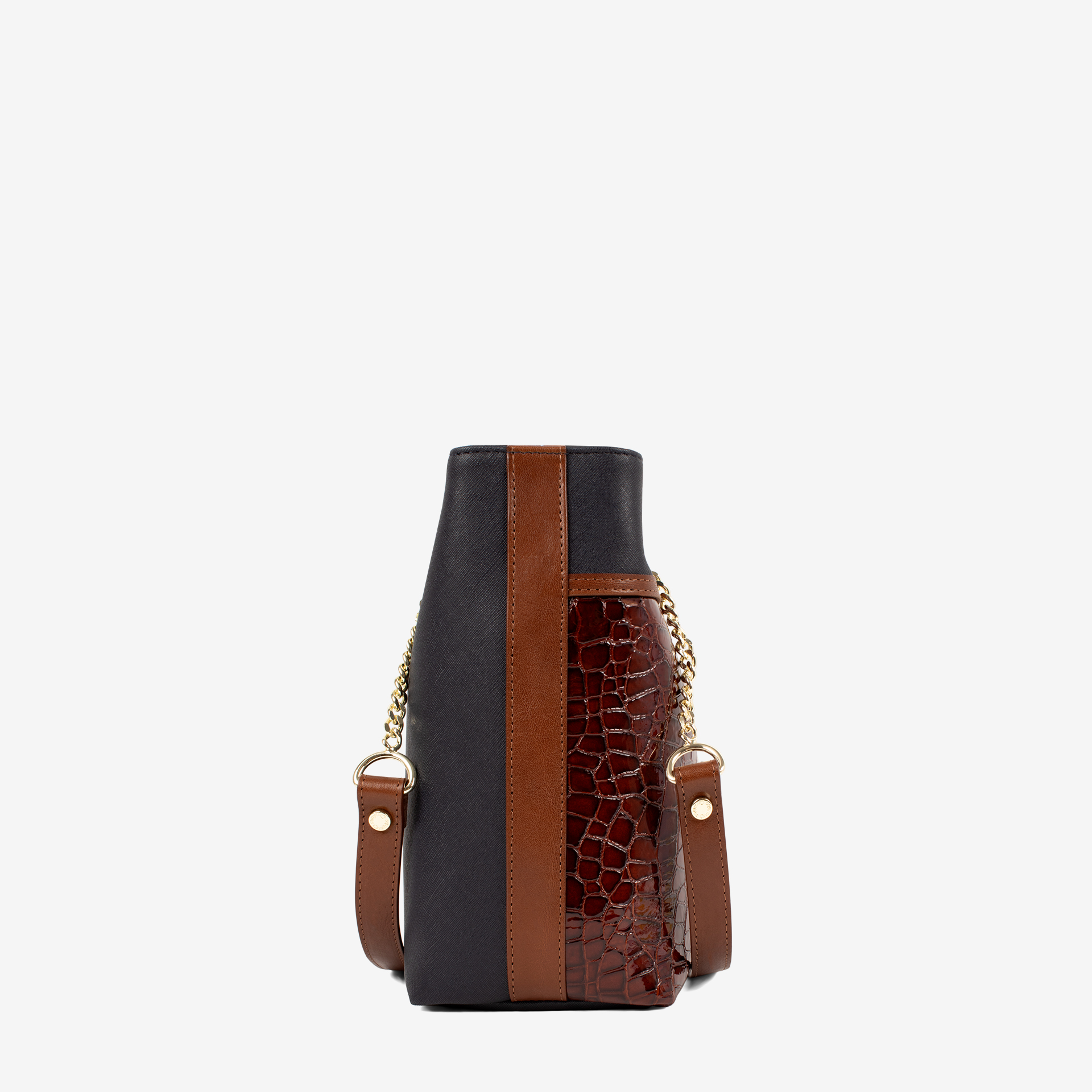 Mala Ombro Cavalinho Essência Esta mala de ombro é o acessório ideal para a mulher que busca combinar elegância intemporal com uma funcionalidade superior. Perfeita para o ambiente de trabalho, eventos sociais ou para o dia a dia. Desenhada para otimizar a sua organização e facilitar o acesso aos seus pertences.