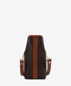Mala Ombro Cavalinho Origem Esta mala de ombro é o acessório ideal para a mulher que busca combinar elegância intemporal com uma funcionalidade superior. Perfeita para o ambiente de trabalho, eventos sociais ou para o dia a dia. Desenhada para otimizar a sua organização e facilitar o acesso aos seus pertences.