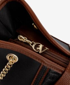 Mala Ombro Cavalinho Origem Esta mala de ombro é o acessório ideal para a mulher que busca combinar elegância intemporal com uma funcionalidade superior. Perfeita para o ambiente de trabalho, eventos sociais ou para o dia a dia. Desenhada para otimizar a sua organização e facilitar o acesso aos seus pertences.