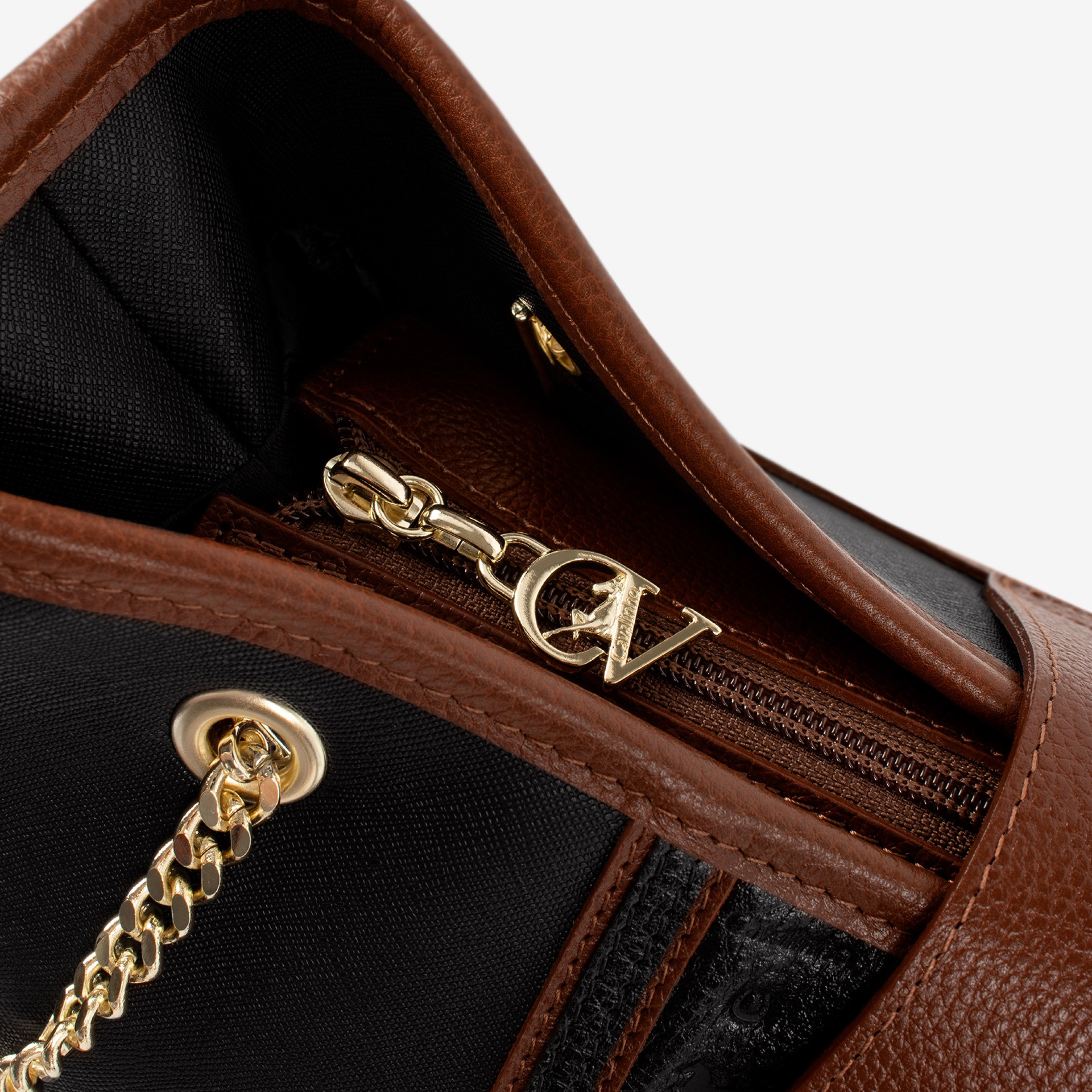 Mala Ombro Cavalinho Origem Esta mala de ombro é o acessório ideal para a mulher que busca combinar elegância intemporal com uma funcionalidade superior. Perfeita para o ambiente de trabalho, eventos sociais ou para o dia a dia. Desenhada para otimizar a sua organização e facilitar o acesso aos seus pertences.