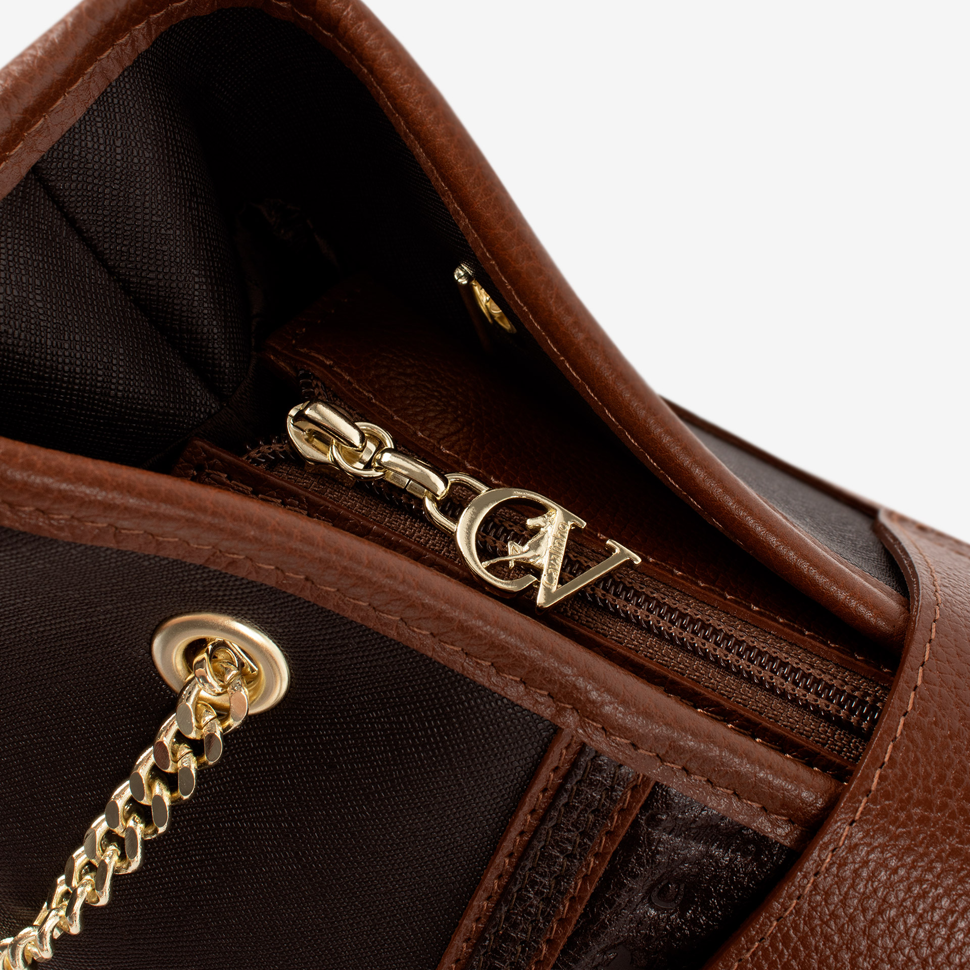 Mala Ombro Cavalinho Origem Esta mala de ombro é o acessório ideal para a mulher que busca combinar elegância intemporal com uma funcionalidade superior. Perfeita para o ambiente de trabalho, eventos sociais ou para o dia a dia. Desenhada para otimizar a sua organização e facilitar o acesso aos seus pertences.