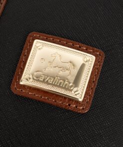 Mala Ombro Cavalinho Origem Esta mala de ombro é o acessório ideal para a mulher que busca combinar elegância intemporal com uma funcionalidade superior. Perfeita para o ambiente de trabalho, eventos sociais ou para o dia a dia. Desenhada para otimizar a sua organização e facilitar o acesso aos seus pertences.