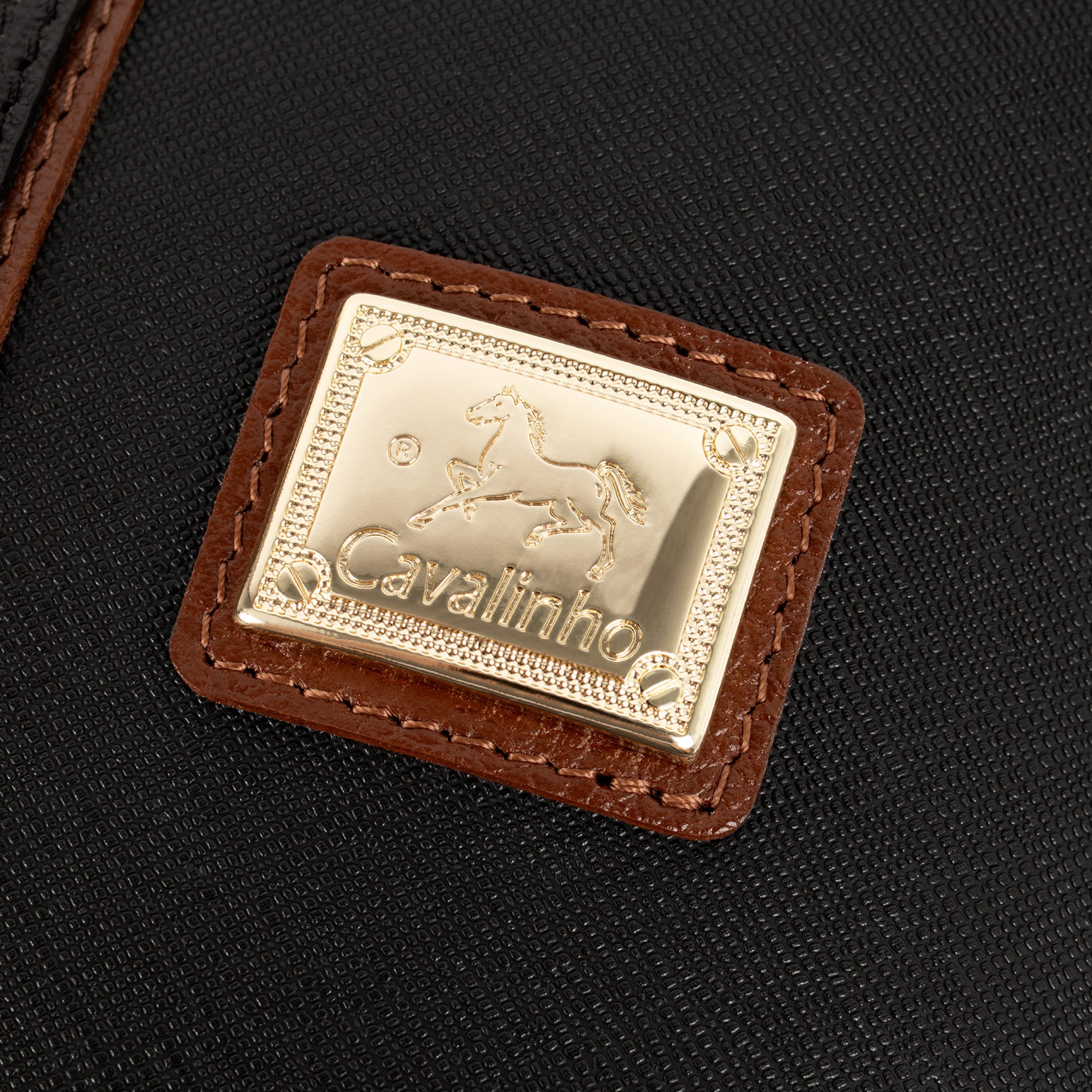 Mala Ombro Cavalinho Origem Esta mala de ombro é o acessório ideal para a mulher que busca combinar elegância intemporal com uma funcionalidade superior. Perfeita para o ambiente de trabalho, eventos sociais ou para o dia a dia. Desenhada para otimizar a sua organização e facilitar o acesso aos seus pertences.