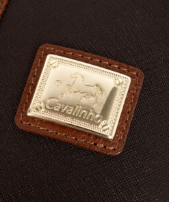 Mala Ombro Cavalinho Origem Esta mala de ombro é o acessório ideal para a mulher que busca combinar elegância intemporal com uma funcionalidade superior. Perfeita para o ambiente de trabalho, eventos sociais ou para o dia a dia. Desenhada para otimizar a sua organização e facilitar o acesso aos seus pertences.
