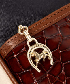 Mala Tiracolo Cavalinho&nbsp;Ess&ecirc;ncia Leve tudo o que precisa com esta mala de tiracolo elegante. Organize o essencial e mantenha as m&atilde;os livres com conforto e seguran&ccedil;a. Ideal para manter os seus essenciais organizados e acess&iacute;veis. Este modelo tiracolo &eacute; perfeito para passeios e encontros casuais. Desfrute de conforto e estilo em cada sa&iacute;da. Adicione um toque de charme aos seus outfits.