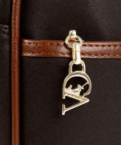 Mala Tiracolo Cavalinho Origem Leve tudo o que precisa com esta mala de tiracolo elegante. Organize o essencial e mantenha as mãos livres com conforto e segurança. Ideal para manter os seus essenciais organizados e acessíveis. Este modelo tiracolo é perfeito para passeios e encontros casuais. Desfrute de conforto e estilo em cada saída. Adicione um toque de charme aos seus outfits.