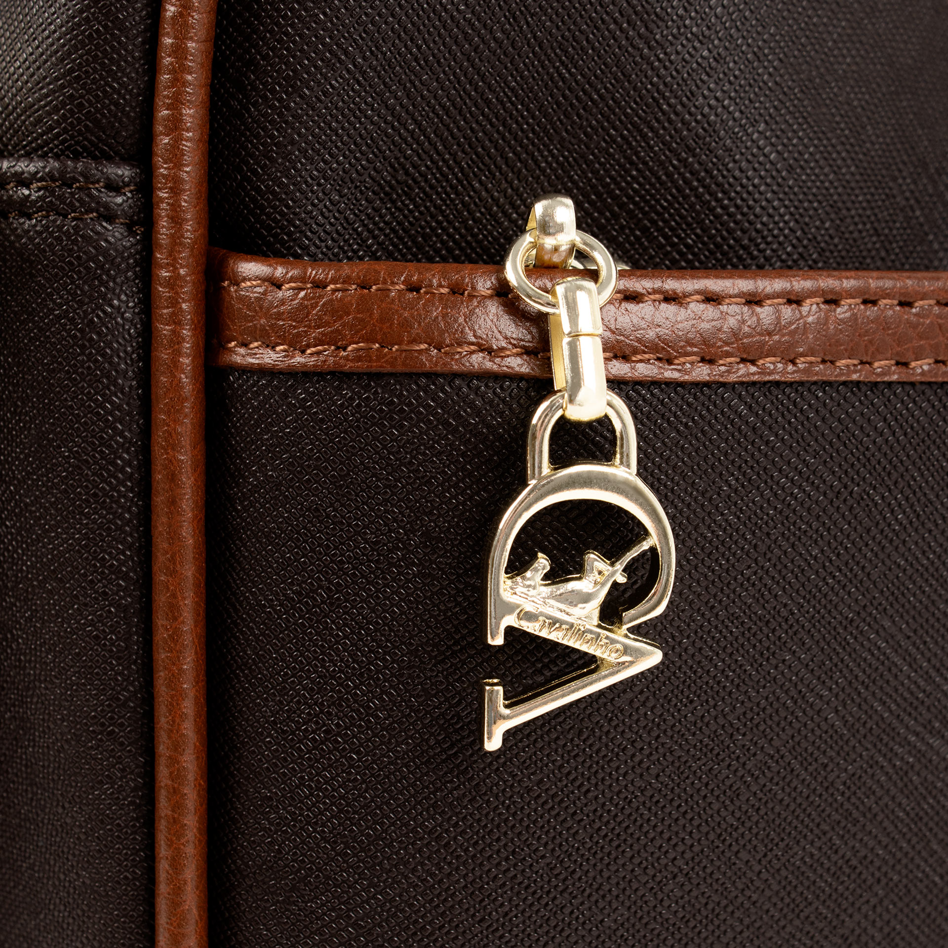 Mala Tiracolo Cavalinho Origem Leve tudo o que precisa com esta mala de tiracolo elegante. Organize o essencial e mantenha as mãos livres com conforto e segurança. Ideal para manter os seus essenciais organizados e acessíveis. Este modelo tiracolo é perfeito para passeios e encontros casuais. Desfrute de conforto e estilo em cada saída. Adicione um toque de charme aos seus outfits.