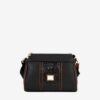 Mala Tiracolo Cavalinho Origem Leve tudo o que precisa com esta mala de tiracolo elegante. Organize o essencial e mantenha as mãos livres com conforto e segurança. Ideal para manter os seus essenciais organizados e acessíveis. Este modelo tiracolo é perfeito para passeios e encontros casuais. Desfrute de conforto e estilo em cada saída. Adicione um toque de charme aos seus outfits.