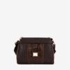 Mala Tiracolo Cavalinho Origem Leve tudo o que precisa com esta mala de tiracolo elegante. Organize o essencial e mantenha as mãos livres com conforto e segurança. Ideal para manter os seus essenciais organizados e acessíveis. Este modelo tiracolo é perfeito para passeios e encontros casuais. Desfrute de conforto e estilo em cada saída. Adicione um toque de charme aos seus outfits.