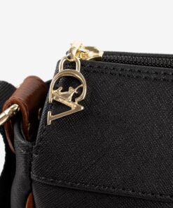 Mala Tiracolo Cavalinho Origem Leve tudo o que precisa com esta mala de tiracolo elegante. Organize o essencial e mantenha as mãos livres com conforto e segurança. Ideal para manter os seus essenciais organizados e acessíveis. Este modelo tiracolo é perfeito para passeios e encontros casuais. Desfrute de conforto e estilo em cada saída. Adicione um toque de charme aos seus outfits.