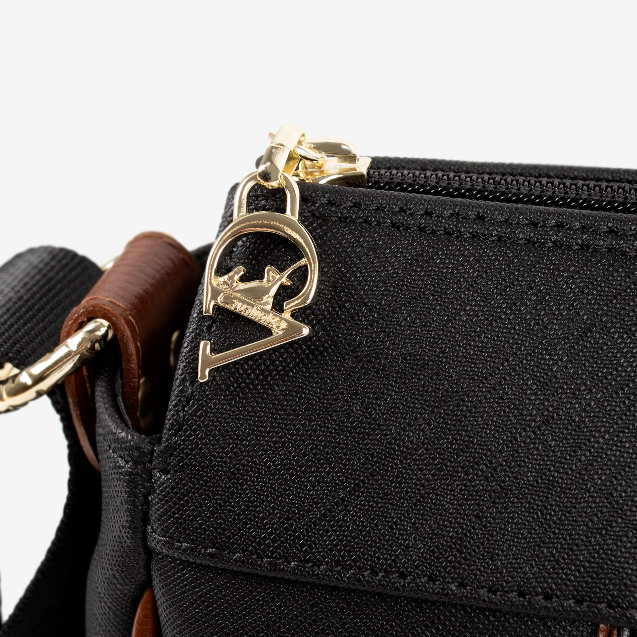 Mala Tiracolo Cavalinho Origem Leve tudo o que precisa com esta mala de tiracolo elegante. Organize o essencial e mantenha as mãos livres com conforto e segurança. Ideal para manter os seus essenciais organizados e acessíveis. Este modelo tiracolo é perfeito para passeios e encontros casuais. Desfrute de conforto e estilo em cada saída. Adicione um toque de charme aos seus outfits.