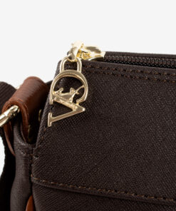 Mala Tiracolo Cavalinho Origem Leve tudo o que precisa com esta mala de tiracolo elegante. Organize o essencial e mantenha as mãos livres com conforto e segurança. Ideal para manter os seus essenciais organizados e acessíveis. Este modelo tiracolo é perfeito para passeios e encontros casuais. Desfrute de conforto e estilo em cada saída. Adicione um toque de charme aos seus outfits.