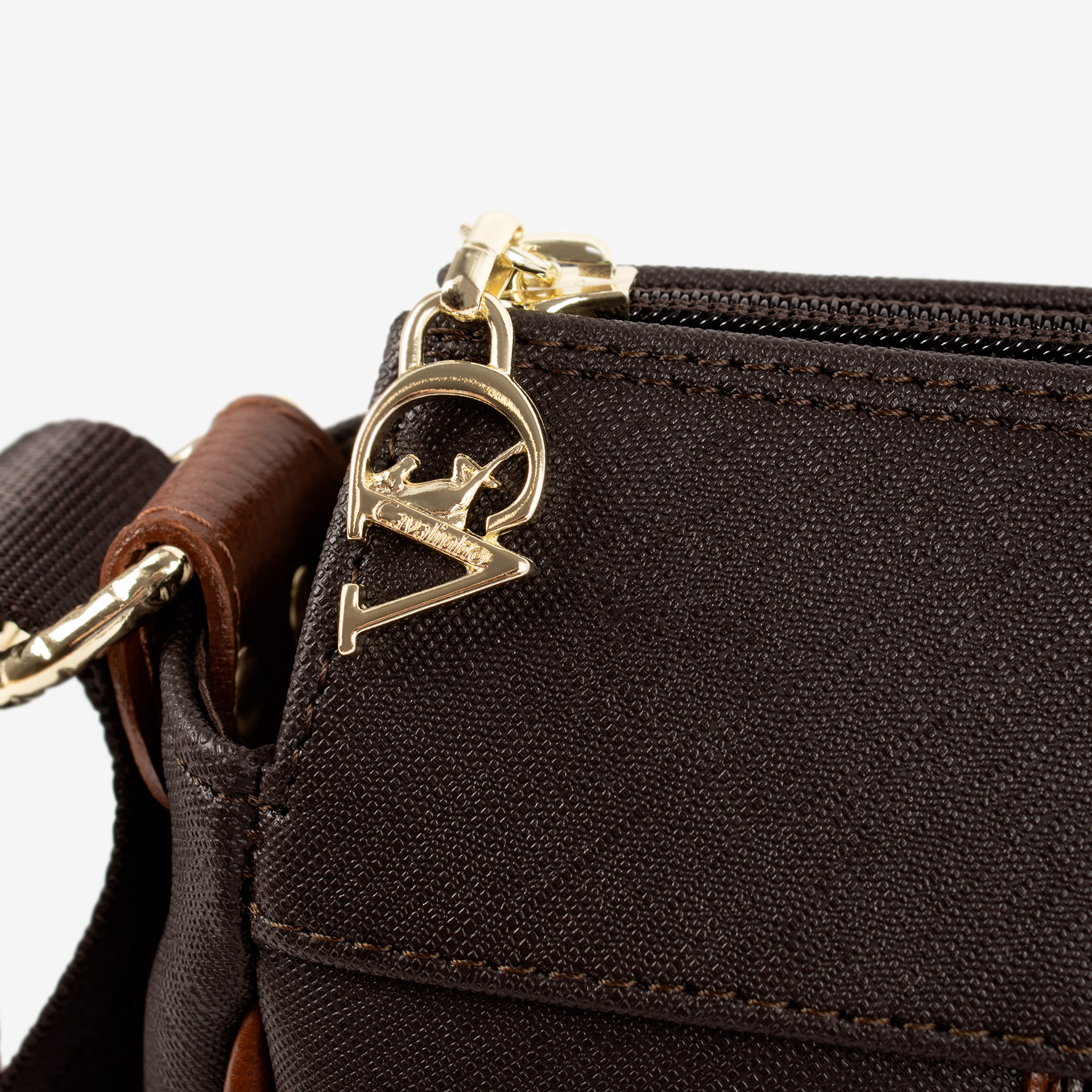 Mala Tiracolo Cavalinho Origem Leve tudo o que precisa com esta mala de tiracolo elegante. Organize o essencial e mantenha as mãos livres com conforto e segurança. Ideal para manter os seus essenciais organizados e acessíveis. Este modelo tiracolo é perfeito para passeios e encontros casuais. Desfrute de conforto e estilo em cada saída. Adicione um toque de charme aos seus outfits.