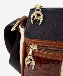 Mala Tiracolo Cavalinho Essência Leve tudo o que precisa com esta mala de tiracolo elegante. Organize o essencial e mantenha as mãos livres com conforto e segurança. Ideal para manter os seus essenciais organizados e acessíveis. Este modelo tiracolo é perfeito para passeios e encontros casuais. Desfrute de conforto e estilo em cada saída. Adicione um toque de charme aos seus outfits.