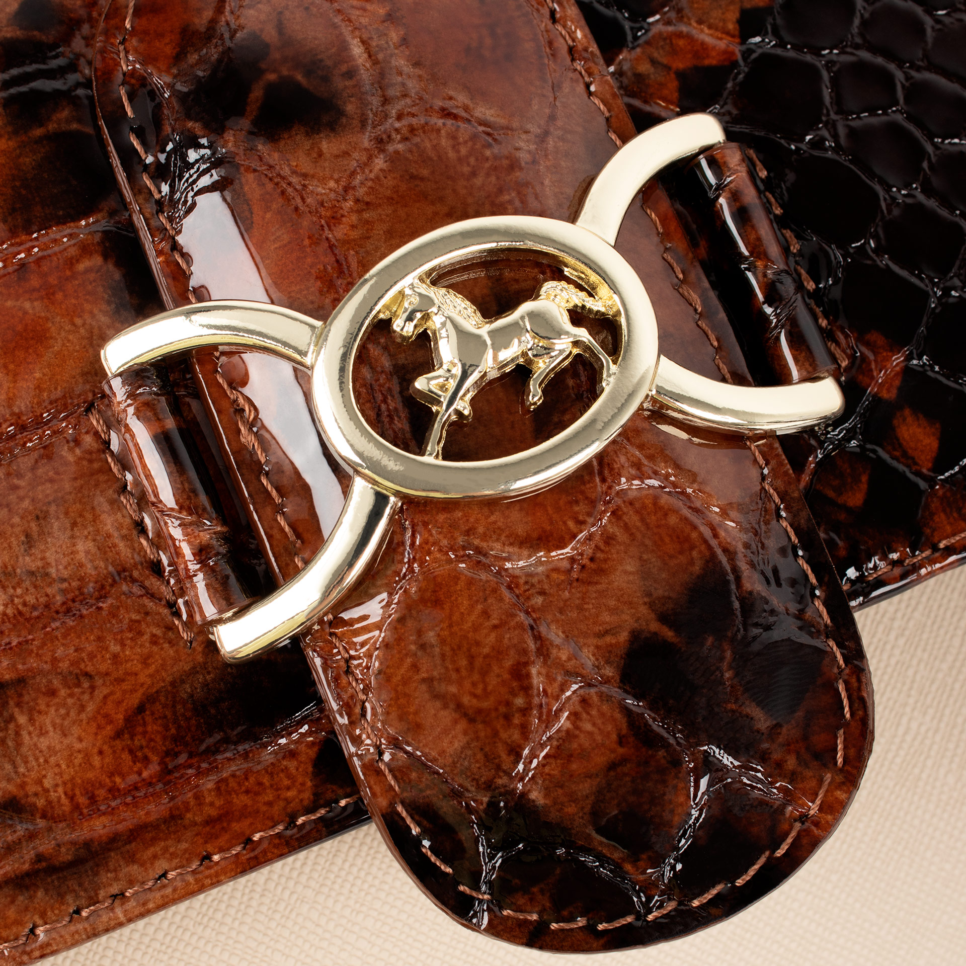 Mala Ombro Cavalinho Cherry Blossom Versatilidade encontra o clássico! Esta mala de ombro de tamanho médio acompanha o seu dia com elegância. O design intemporal em pele adapta-se a qualquer look, do trabalho ao fim de semana. A alça de ombro oferece-lhe liberdade, garantindo o máximo de usabilidade em movimento. Invista num clássico que simplifica a sua rotina!