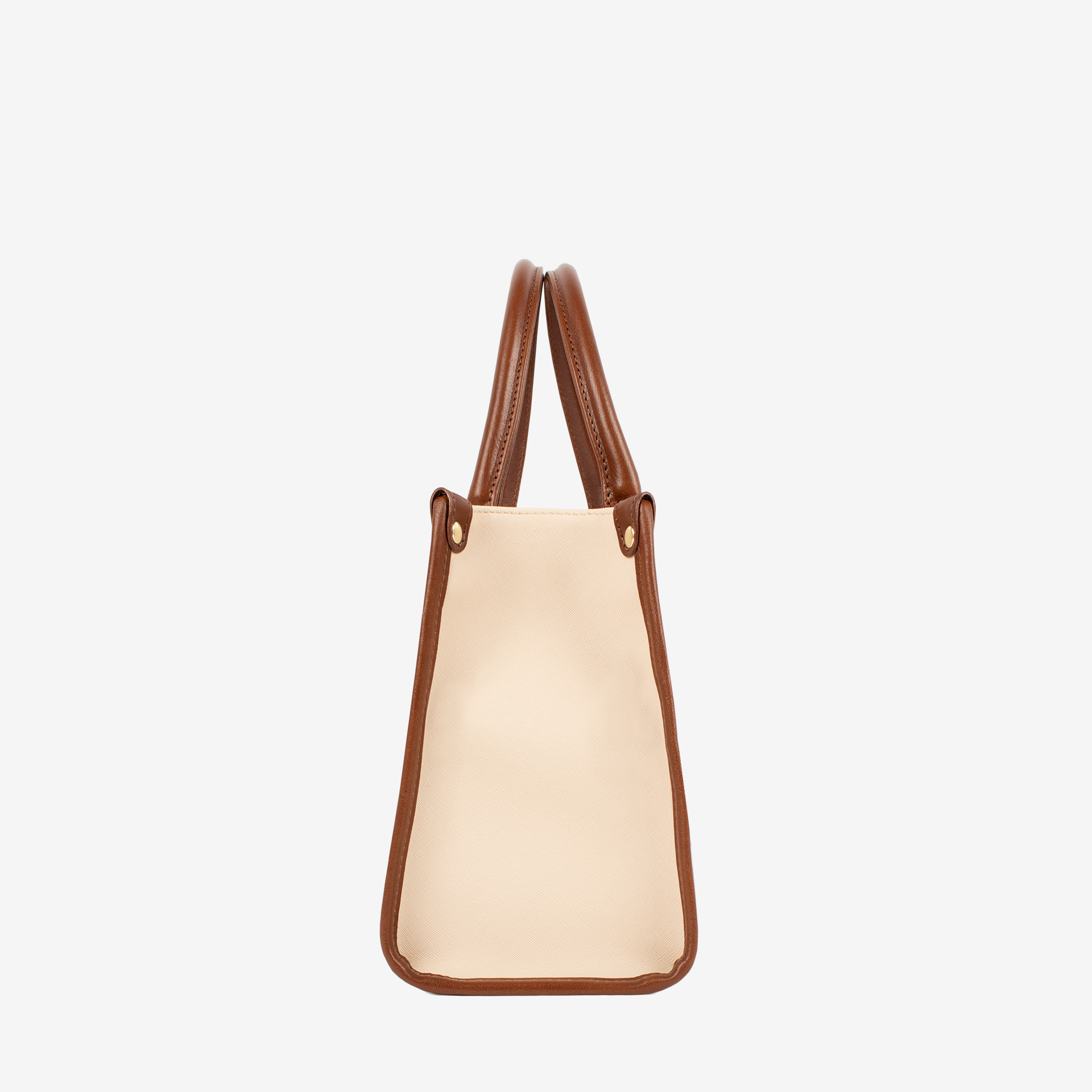 Mala Mão Cavalinho Essência Com um formato estruturado é ideal para organizar os seus essenciais com elegância e de forma prática. Esta mala combina design clássico com detalhes contemporâneos sendo o acessório perfeito para realçar qualquer um dos seus looks, do profissional ao casual chique.