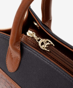 Mala Mão Cavalinho Essência Com um formato estruturado é ideal para organizar os seus essenciais com elegância e de forma prática. Esta mala combina design clássico com detalhes contemporâneos sendo o acessório perfeito para realçar qualquer um dos seus looks, do profissional ao casual chique.