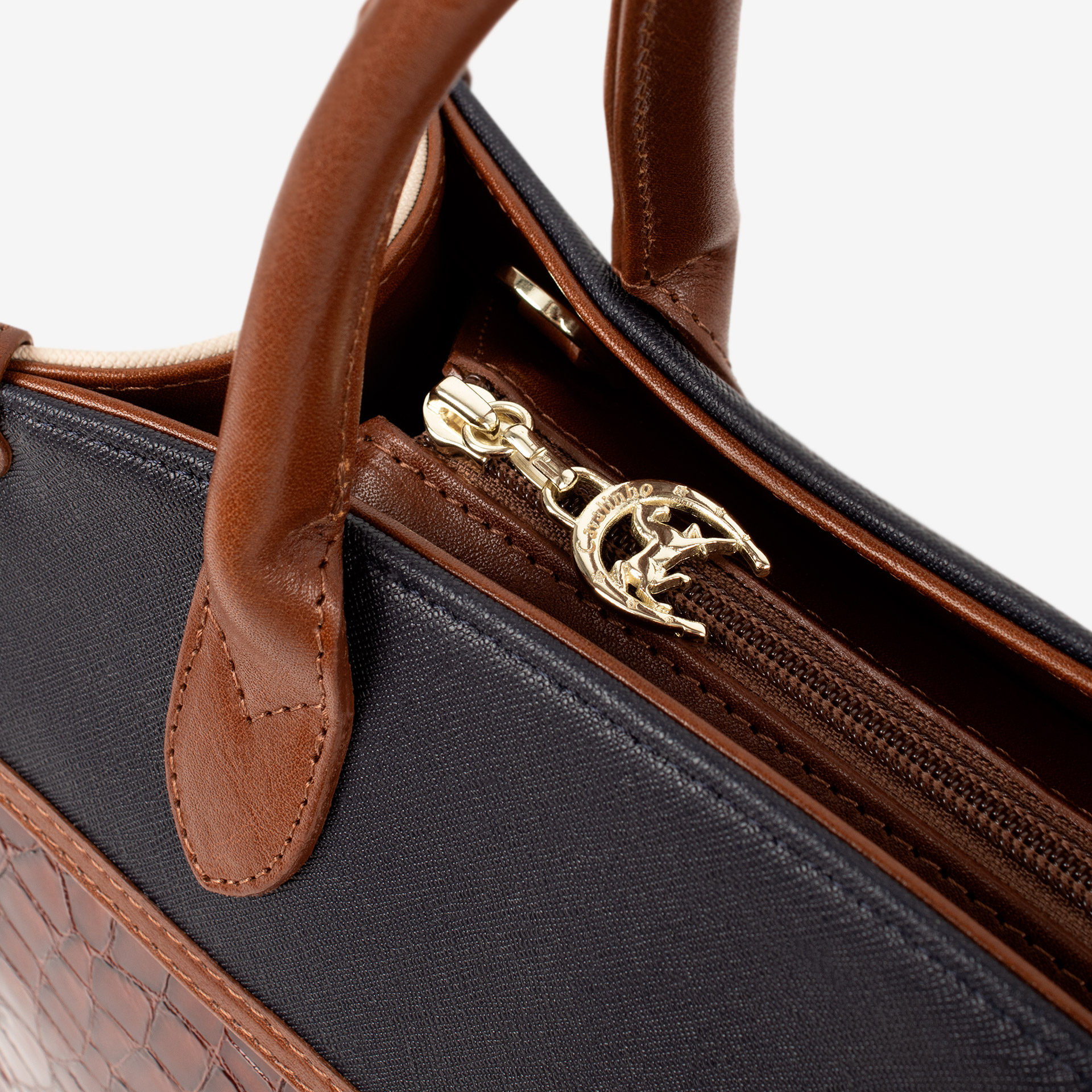Mala Mão Cavalinho Essência Com um formato estruturado é ideal para organizar os seus essenciais com elegância e de forma prática. Esta mala combina design clássico com detalhes contemporâneos sendo o acessório perfeito para realçar qualquer um dos seus looks, do profissional ao casual chique.