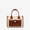 Mala Mão Horse By Cavalinho Com um formato estruturado é ideal para organizar os seus essenciais com elegância e de forma prática. Esta mala combina design clássico com detalhes contemporâneos sendo o acessório perfeito para realçar qualquer um dos seus looks, do profissional ao casual chique.