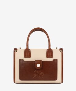 Mala Mão Horse By Cavalinho Com um formato estruturado é ideal para organizar os seus essenciais com elegância e de forma prática. Esta mala combina design clássico com detalhes contemporâneos sendo o acessório perfeito para realçar qualquer um dos seus looks, do profissional ao casual chique.