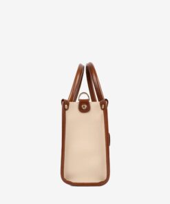 Mala Mão Horse By Cavalinho Com um formato estruturado é ideal para organizar os seus essenciais com elegância e de forma prática. Esta mala combina design clássico com detalhes contemporâneos sendo o acessório perfeito para realçar qualquer um dos seus looks, do profissional ao casual chique.