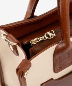 Mala Mão Horse By Cavalinho Com um formato estruturado é ideal para organizar os seus essenciais com elegância e de forma prática. Esta mala combina design clássico com detalhes contemporâneos sendo o acessório perfeito para realçar qualquer um dos seus looks, do profissional ao casual chique.