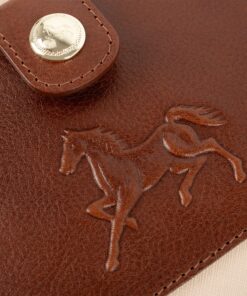 Mala Mão Horse By Cavalinho Com um formato estruturado é ideal para organizar os seus essenciais com elegância e de forma prática. Esta mala combina design clássico com detalhes contemporâneos sendo o acessório perfeito para realçar qualquer um dos seus looks, do profissional ao casual chique.