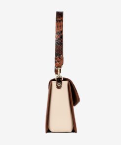 Mala Ombro Cavalinho Cherry Blossom Sinta a liberdade que a sua versatilidade oferece: use-a a tiracolo com a alça comprida ajustável para um dia agitado, ou segure-a ao ombro com a alça mais curta e elegante. Troque de visual em segundos e adapte a bolsa a qualquer ocasião. Leve-a consigo do escritório ao jantar e viva o seu dia com estilo e praticidade.
