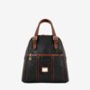 Mochila Cavalinho Origem Ideal para a mulher que procura um acessório prático e elegante, esta mochila combina design moderno com a qualidade inconfundível da marca. Perfeita para o dia a dia na cidade, para um passeio ou para adicionar um toque de estilo distinto ao seu look casual-chique.