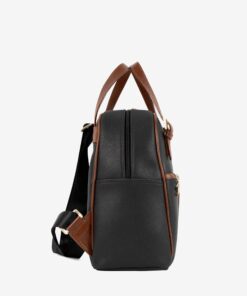 Mochila Cavalinho Origem Ideal para a mulher que procura um acessório prático e elegante, esta mochila combina design moderno com a qualidade inconfundível da marca. Perfeita para o dia a dia na cidade, para um passeio ou para adicionar um toque de estilo distinto ao seu look casual-chique.